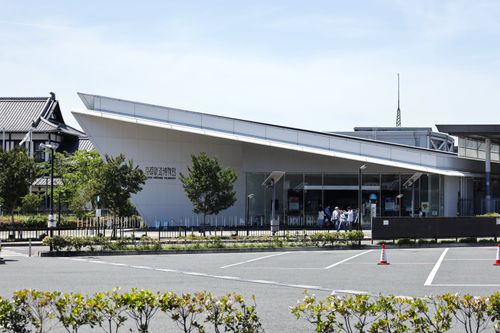 Free View of Kyoto Railway Museum's modern architecture in a vibrant urban setting. Stock Photo