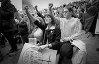 一群活动人士在路易斯维尔举起拳头并举着标语进行抗议