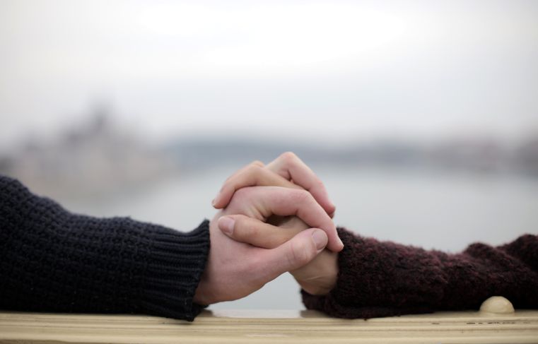 Online dating: starting a conversation on a niche platform