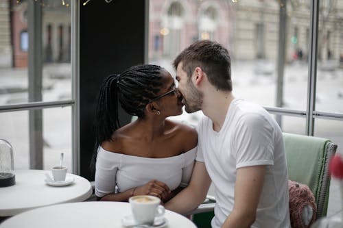 Jovem Casal Multiétnico Feliz Se Beijando Em Um Café Moderno