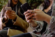 两名女性在里面使用智能手机，展现了现代通讯与技术