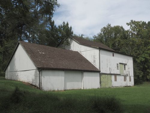 Free Charming old white barn surrounded by trees in Newtown, Pennsylvania. Stock Photo