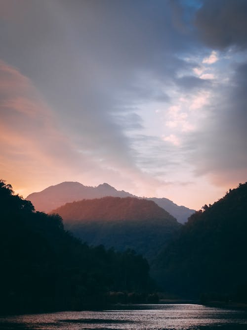 açık hava, akşam karanlığı, dağ içeren Ücretsiz stok fotoğraf