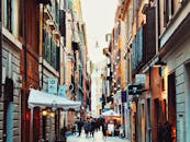 欧洲小巷充满活力，人流熙攘，色彩缤纷的建筑非常适合旅游观光