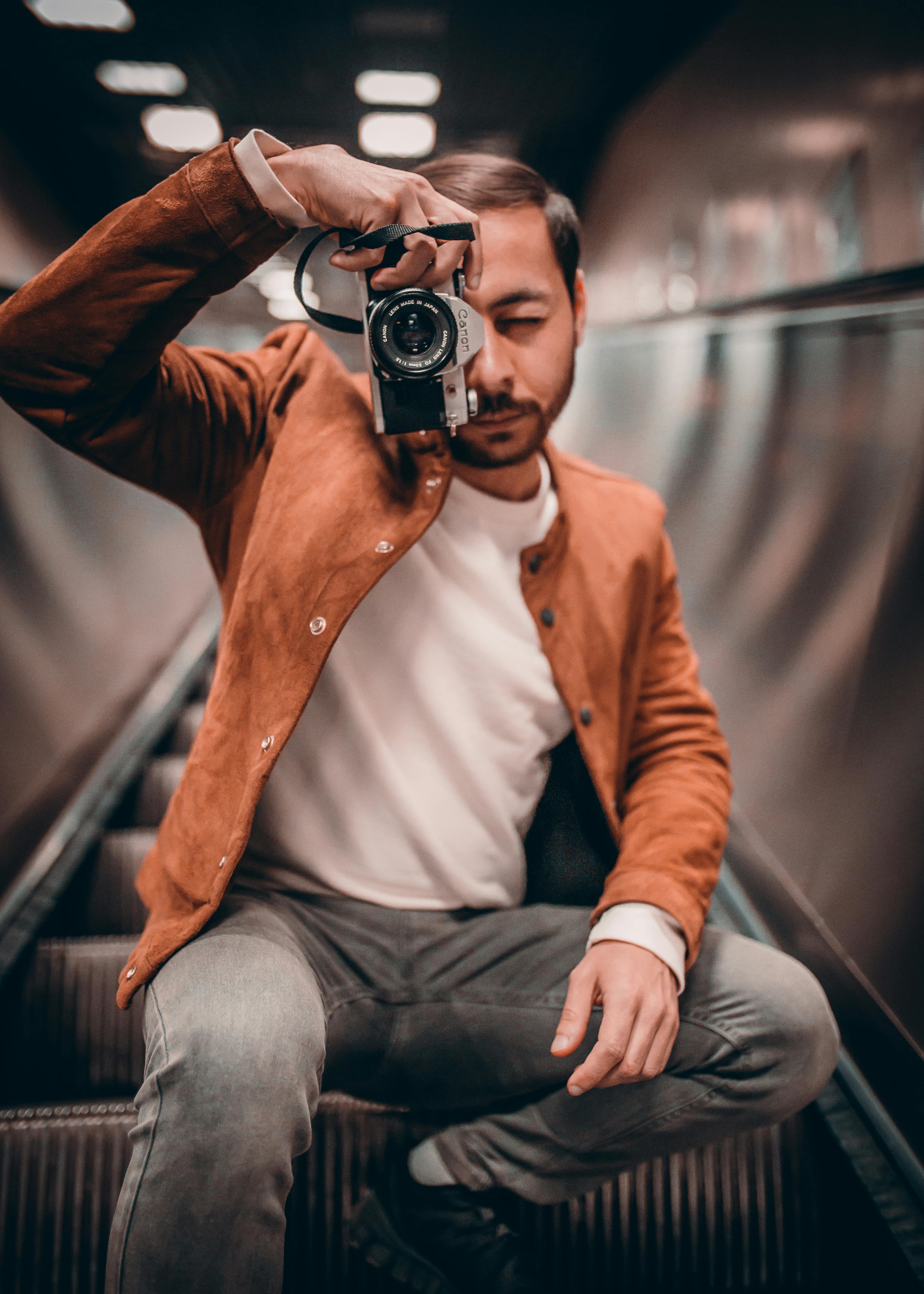 무료 남자는 카메라를 들고 스톡 사진