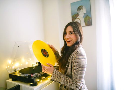 Femme Tenant Un Disque Vinyle Jaune