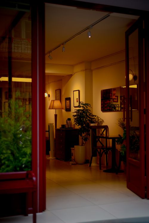 Free Warm interior of a modern lounge with subtle lighting and decor, offering a cozy ambiance. Stock Photo