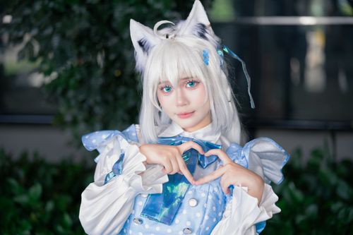 Free Charming young woman in kawaii cosplay with cat ears, making a heart gesture. Stock Photo