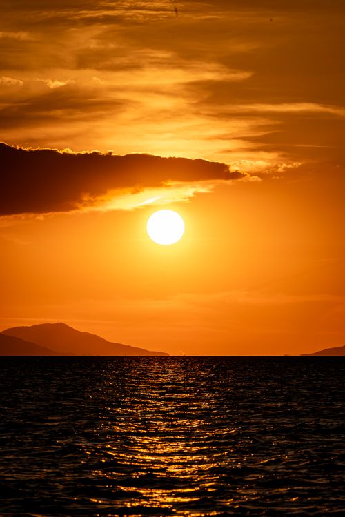 Free Breathtaking view of a vibrant sunset over the Marmara Sea in Bursa, Türkiye. Stock Photo