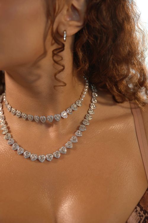 Free Close-up of an elegant diamond necklace worn by a woman, showcasing luxury fashion. Stock Photo