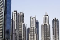 迪拜现代摩天大楼的壮丽景色，展现了城市建筑与晴朗的天空