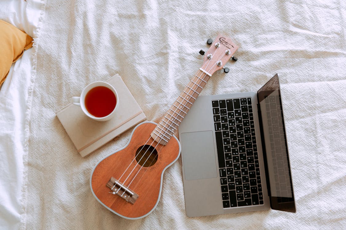 Free Top view of morning learning ukulele play process in bed Stock Photo