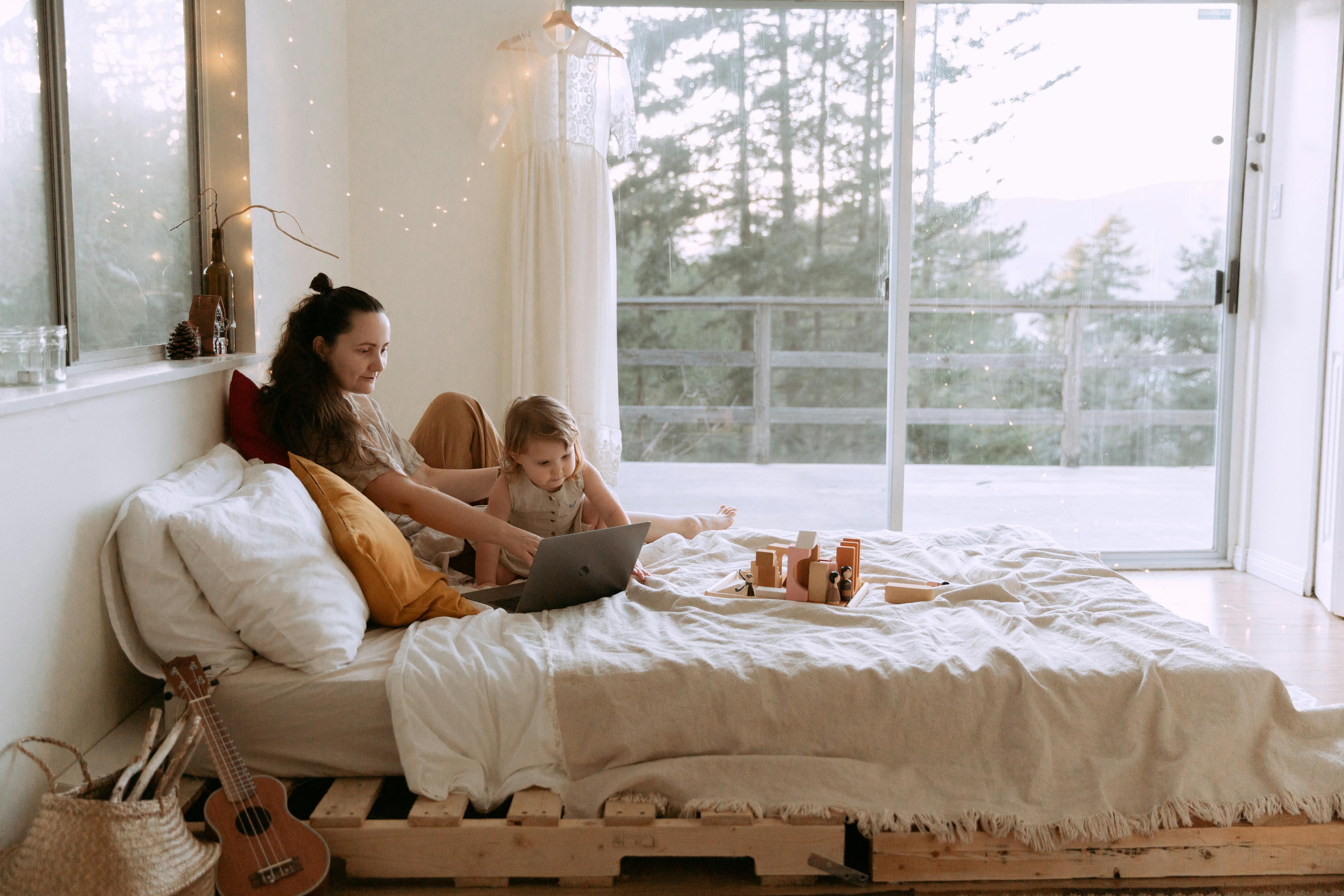 Fille à L'aide De L'ordinateur Portatif Pour L'Internet Dans Sa Chambre à  Coucher Photo stock - Image du apprendre, durée: 6581414