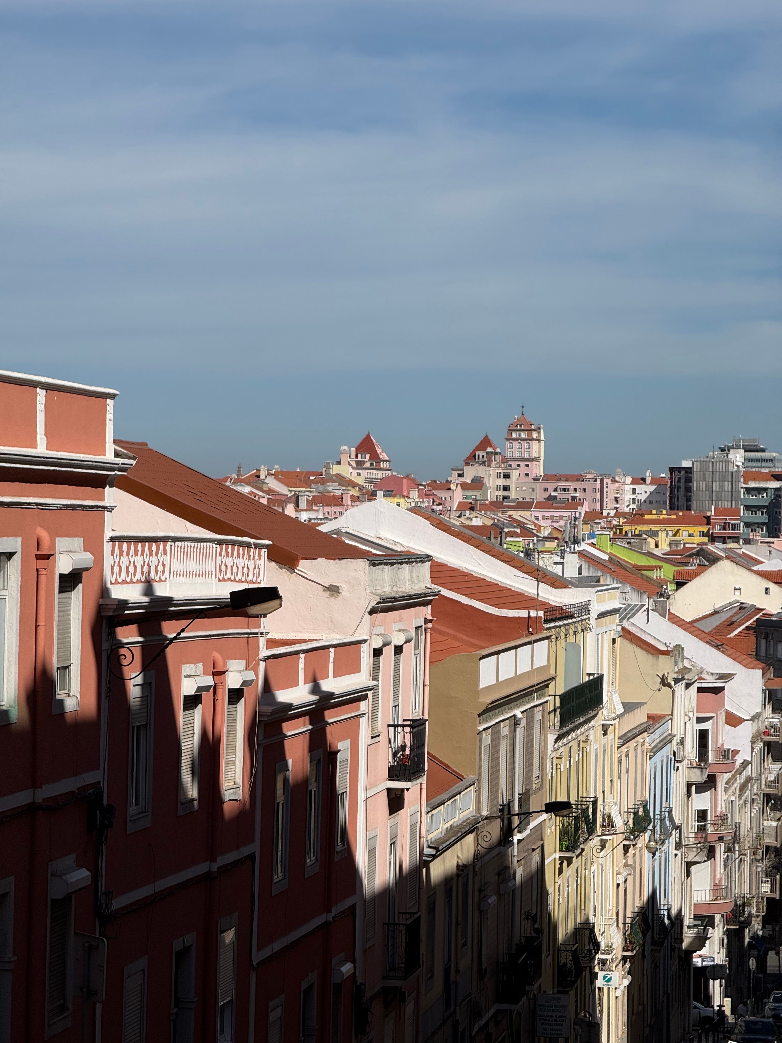 Fotomural El encantador horizonte de Lisboa, con sus coloridos tejados bajo un cielo azul, exhibe una gran belleza arquitectónica.