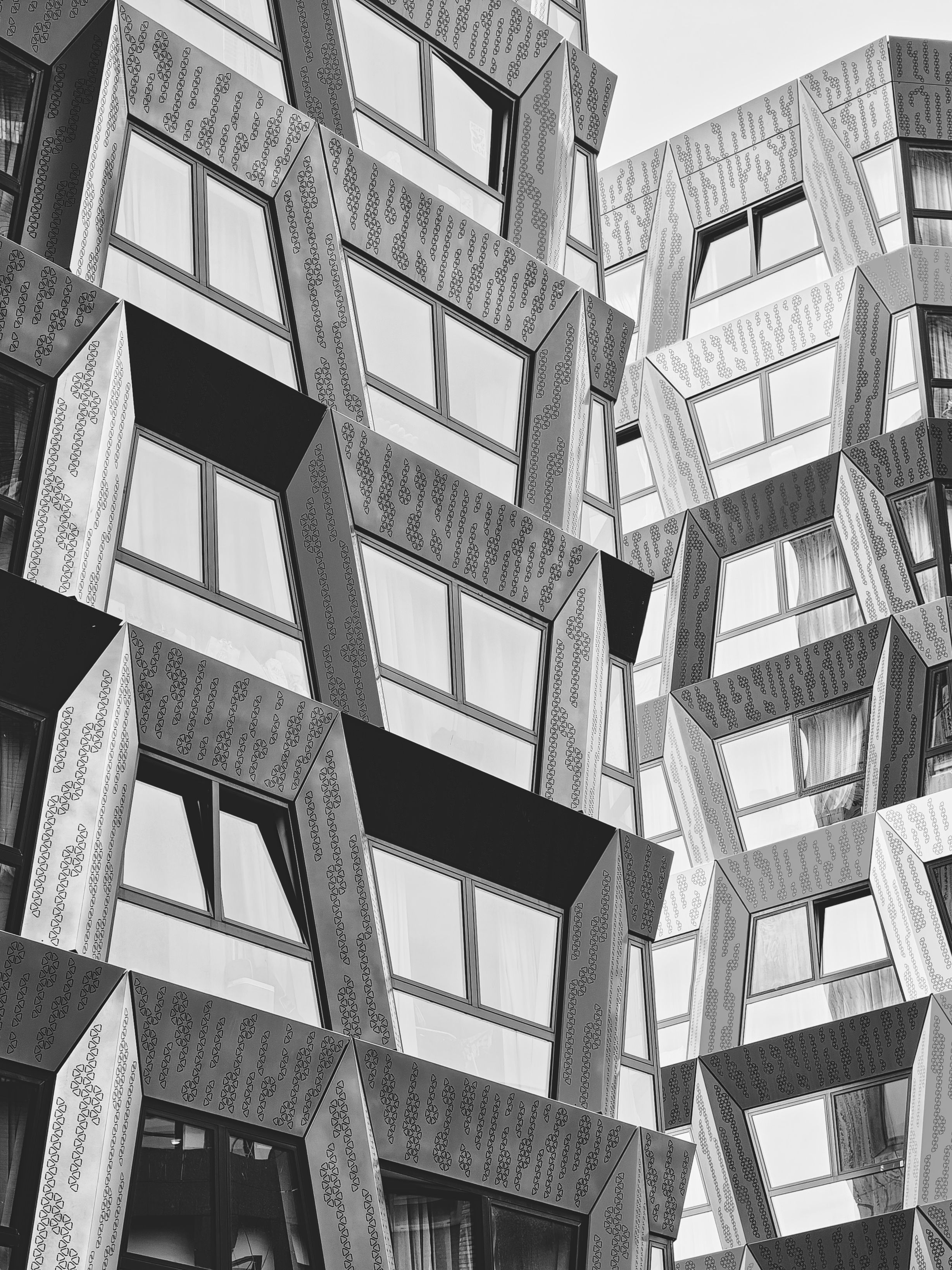 Fotomural Fotografía en blanco y negro de la fachada de un edificio moderno de diseño geométrico en Utrecht, Países Bajos.