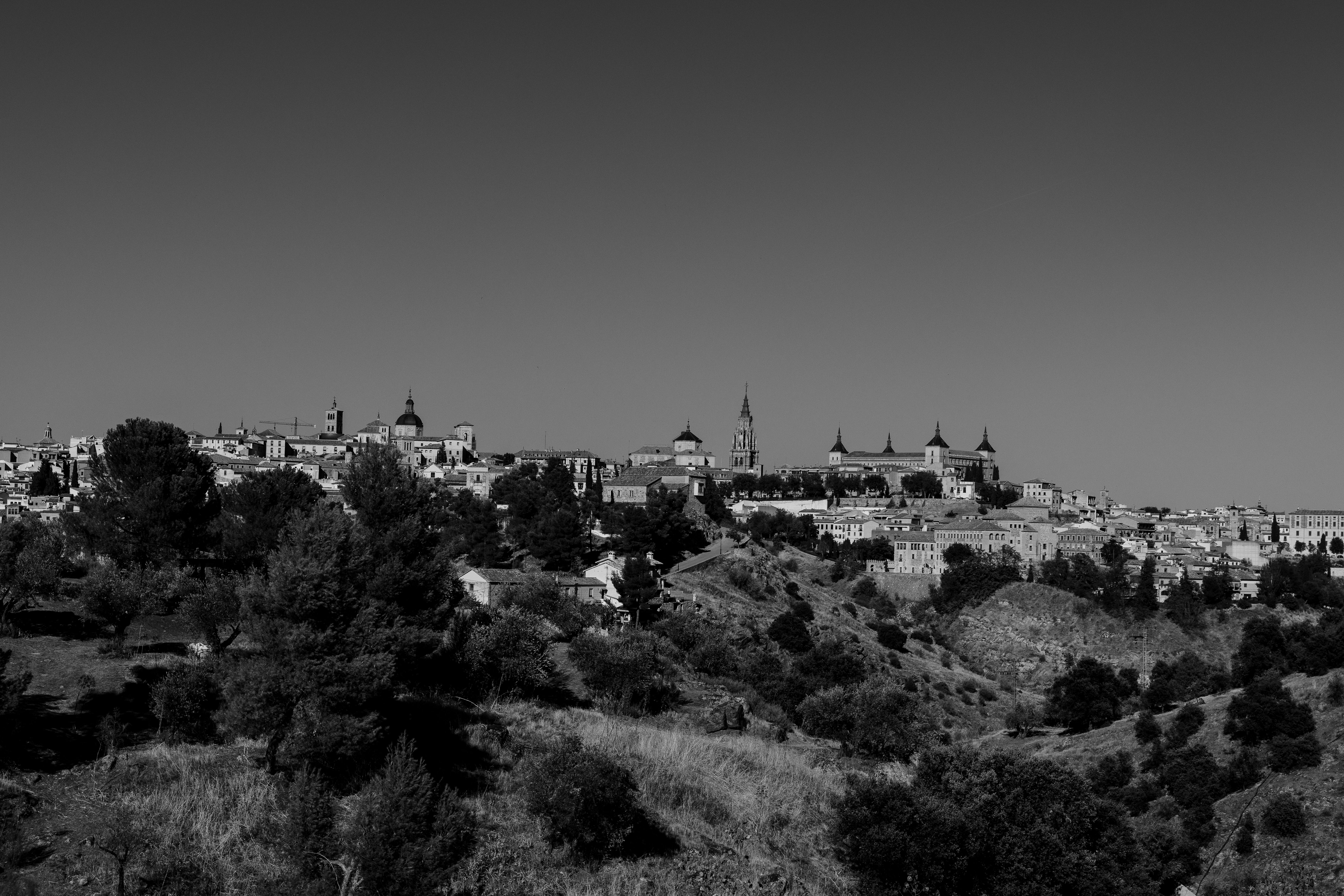 Vue en noir et blanc de Tolède, en Espagne, avec son panorama historique et son architecture médiévale.