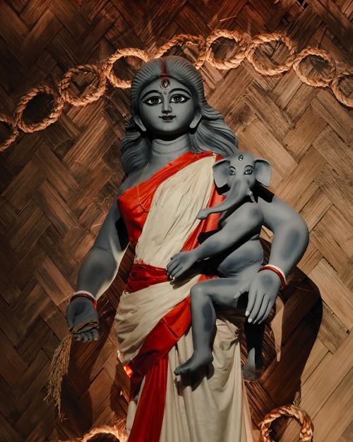 Free Intricate clay idol of a Hindu goddess holding a child, displayed in Kolkata, India. Stock Photo