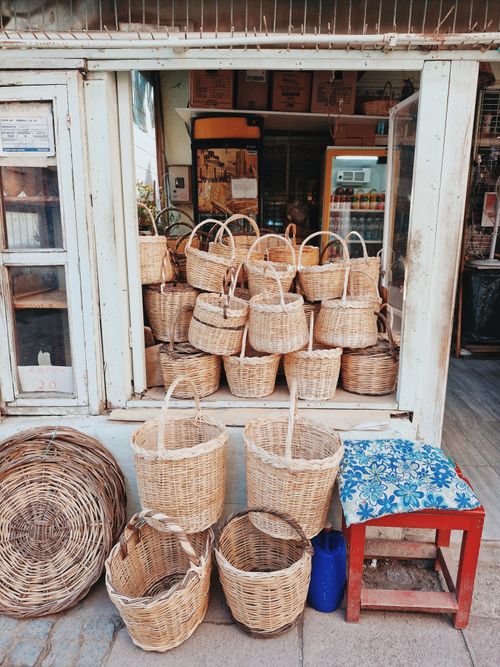 Free Charming display of woven baskets at a local shop in Balıkesir, Türkiye. Stock Photo