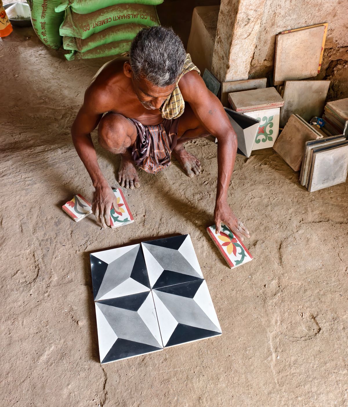 Artisan dispose des carreaux à motifs dans un atelier