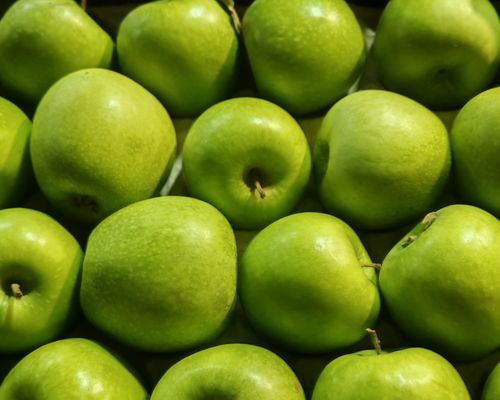 Free A vibrant display of fresh green apples photographed at a market in London, England. Stock Photo
