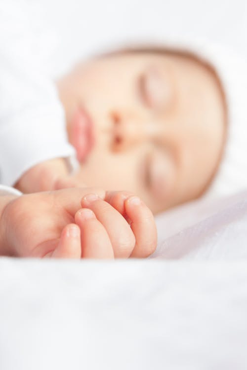 흰색 섬유에 누워있는 아기