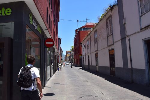 Free A bustling urban street scene featuring pedestrians and a bicyclist on a sunny day. Stock Photo