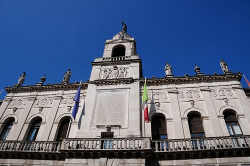 Free Discover the stunning Renaissance architecture of Padua with clear blue skies as a backdrop. Stock Photo