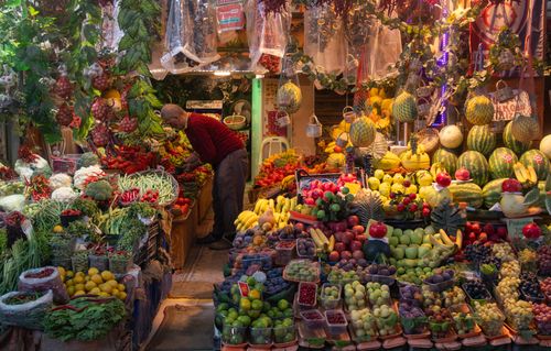 Free Colorful scene of a bustling market stall in İzmir, showcasing fresh fruits and vegetables. Stock Photo