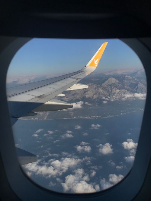 Free A stunning aerial view from a plane over Türkiye showcasing cloud formations and mountainous terrain. Stock Photo