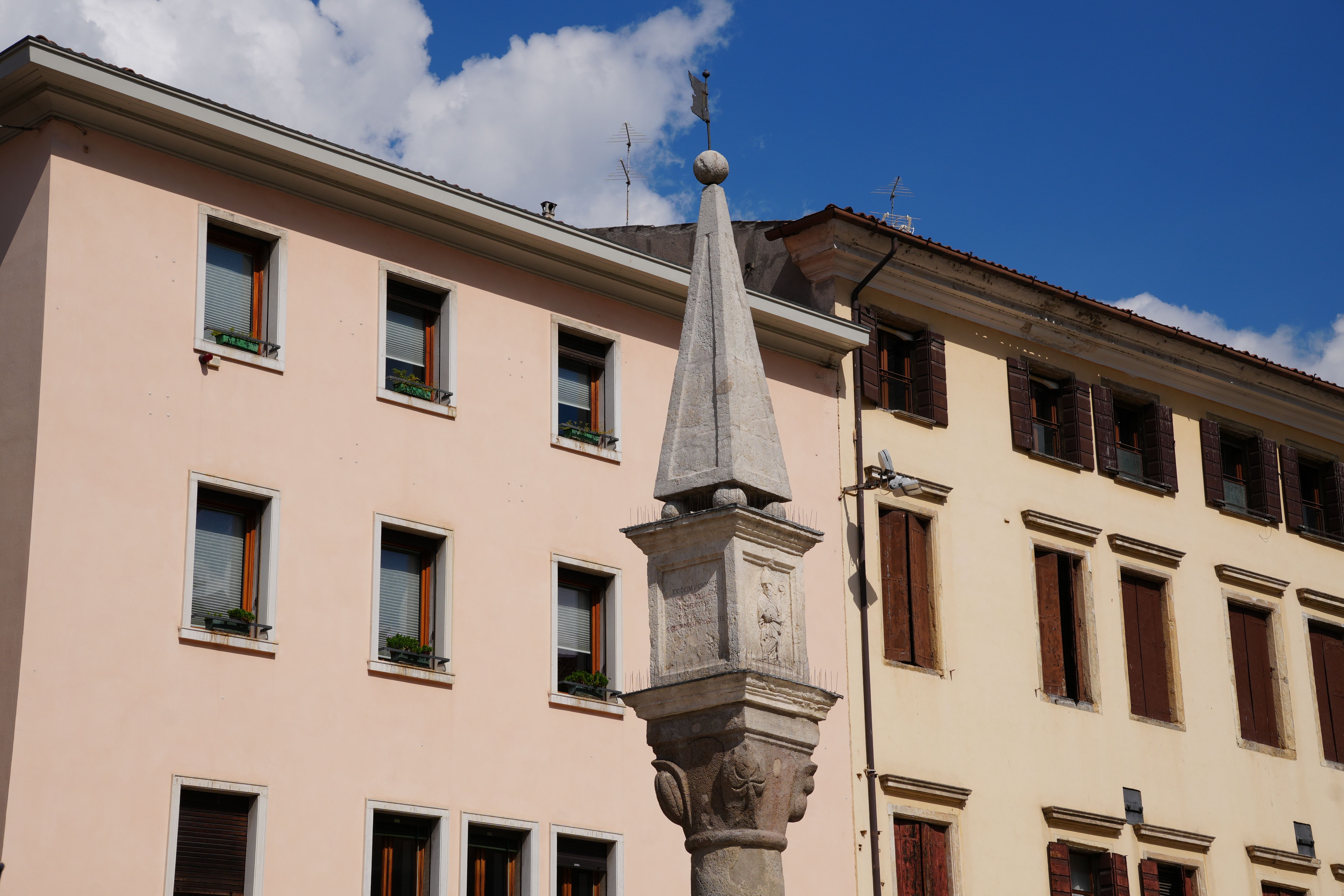 Édifices historiques et obélisque à Padoue, en Italie, dans la région de Vénétie