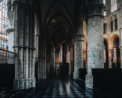 Columnas Dentro De Una Iglesia