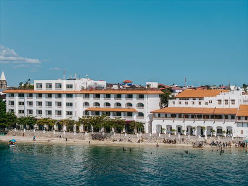 Free Oceanfront view of a luxurious hotel in Zanzibar, perfect for tropical getaways. Stock Photo