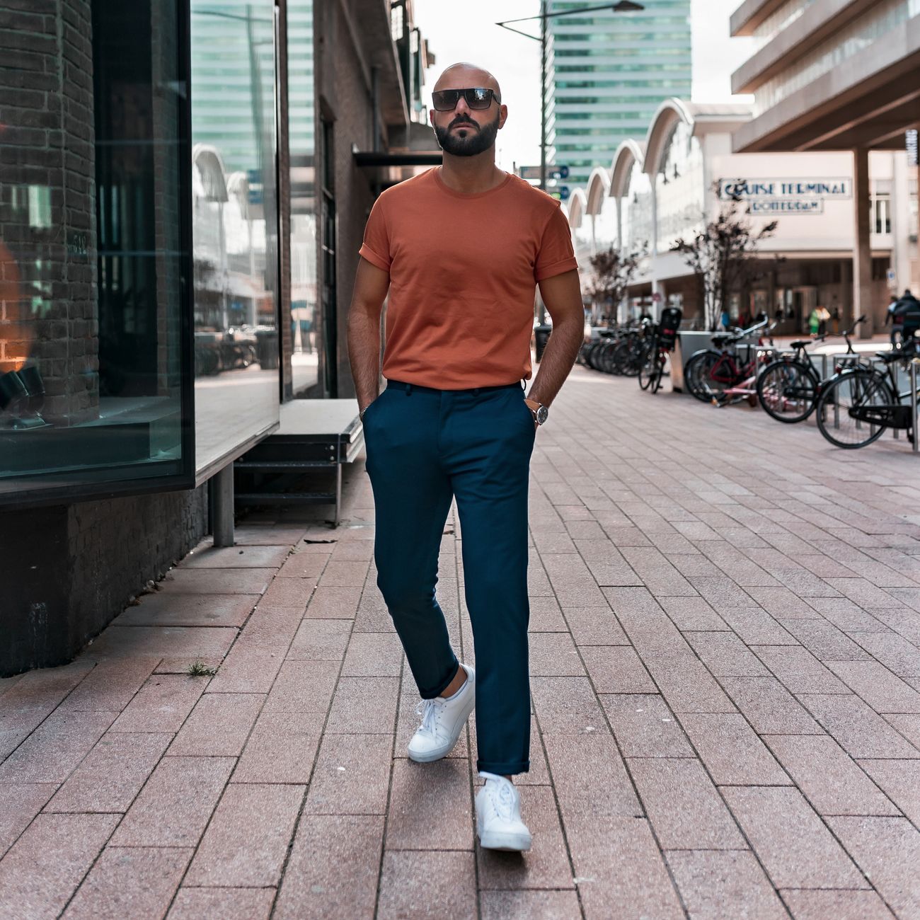 7 Sneakers Putih Pria Terbaik 2026 yang Wajib Masuk Wishlist 3 man wearing white sneakers casual outfit street