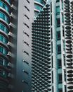 现代摩天大楼外墙的醒目景观展现了建筑创新与城市密度