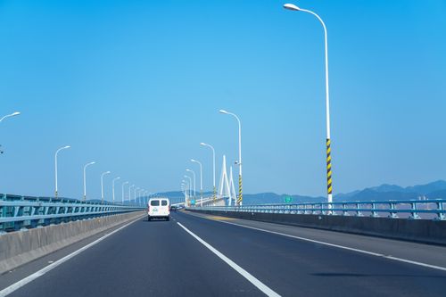 Free A serene drive across the stunning Zhoushan Bridge, showcasing architectural brilliance and clear skies. Stock Photo