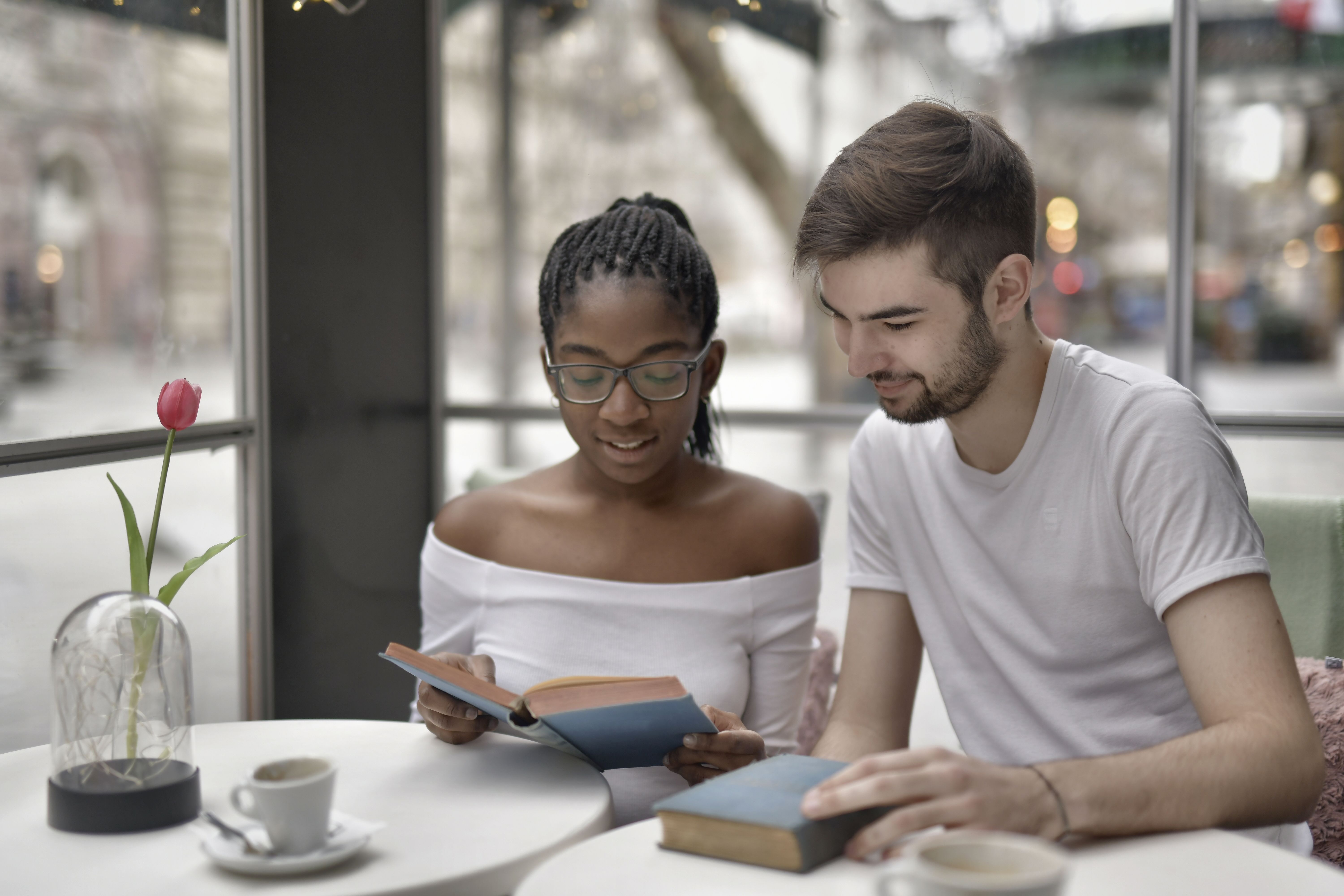 Hinge's Book Mentions Surge: Genuine Connection or Profile Curation?