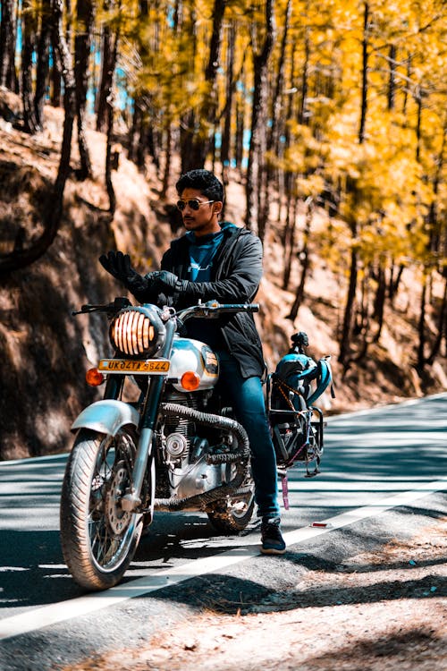 Homem De Jaqueta Preta, Pilotando Uma Motocicleta