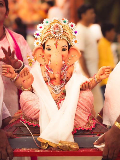 Free Vibrant Ganesh idol adorned with jewels and flowers during a festive celebration in Mumbai, India. Stock Photo
