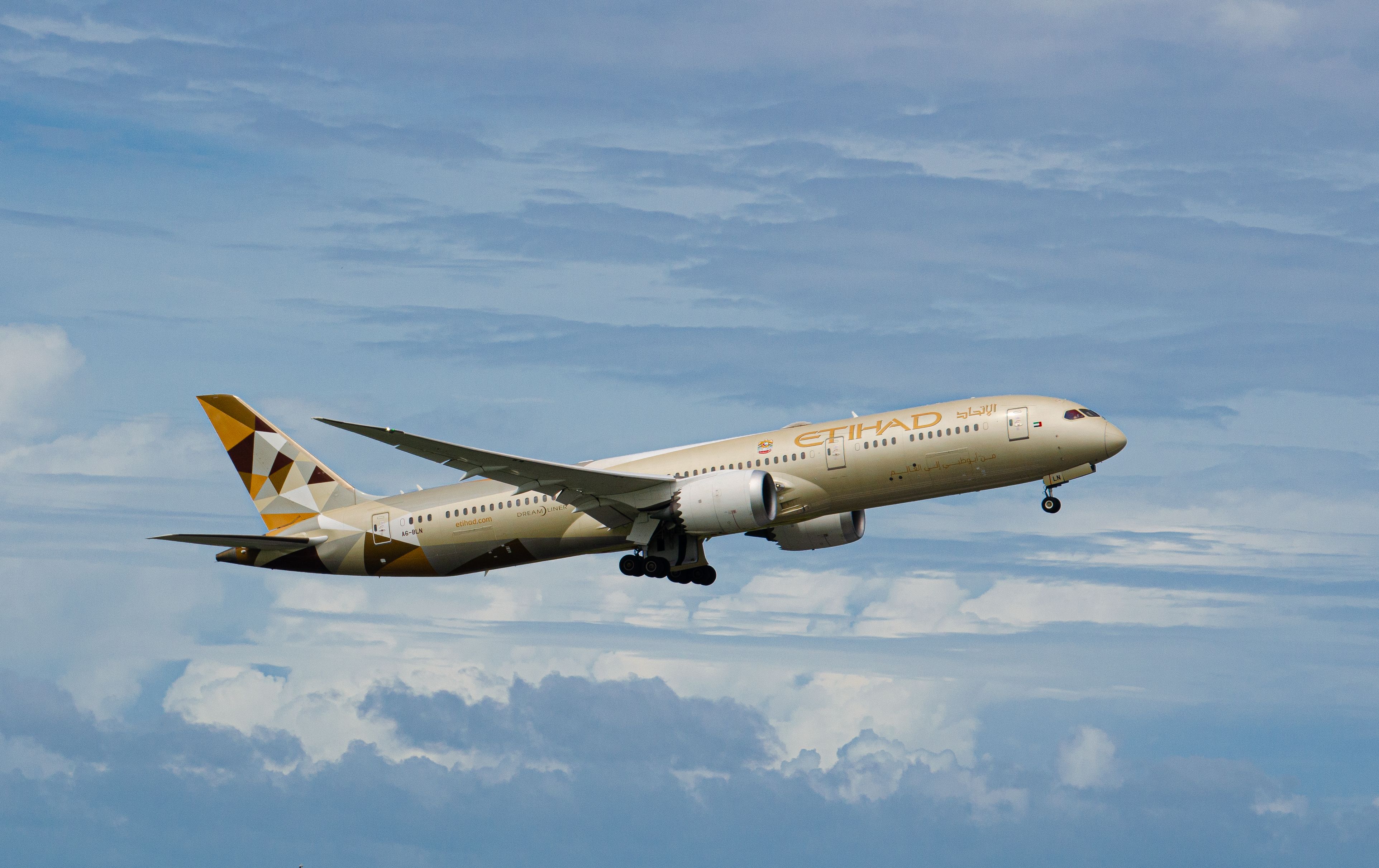 Qatar Qsuite vs Etihad The Residence/Apartment: Which Gulf Carrier Wins in 2026?