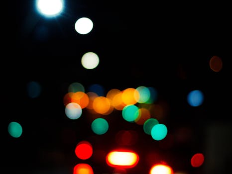 夜间捕捉城市氛围的彩色散景灯光令人惊叹