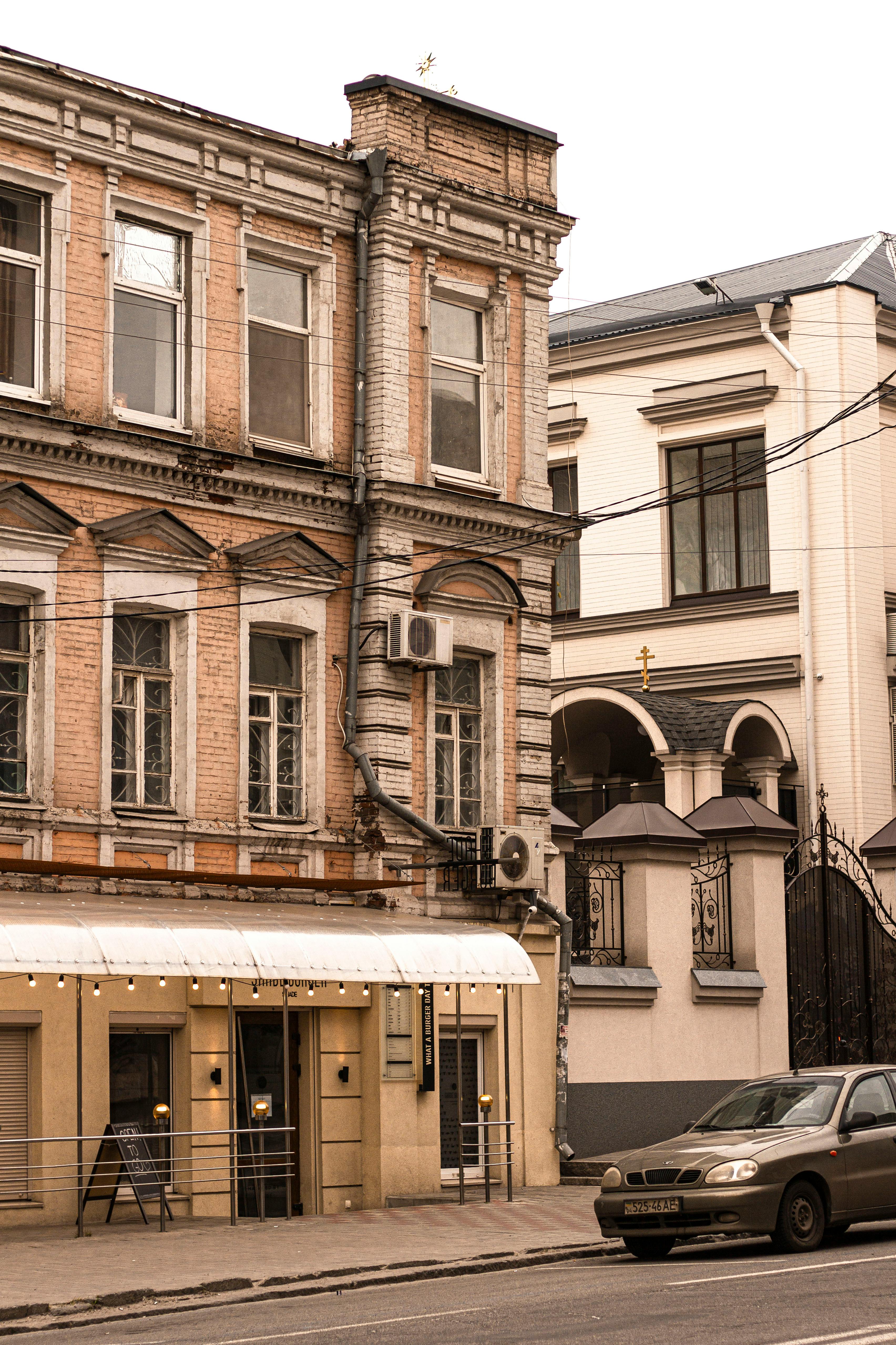 car in front of a building