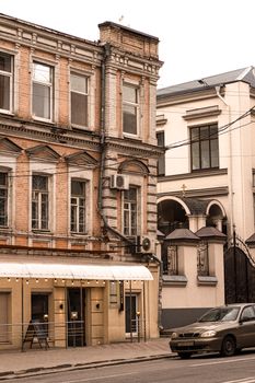 第聂伯罗的街景融合了历史砖砌建筑与现代建筑，展现了城市的建筑风貌