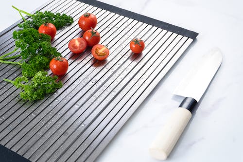 刀, 切菜板, 小蕃茄 的 免費圖庫相片