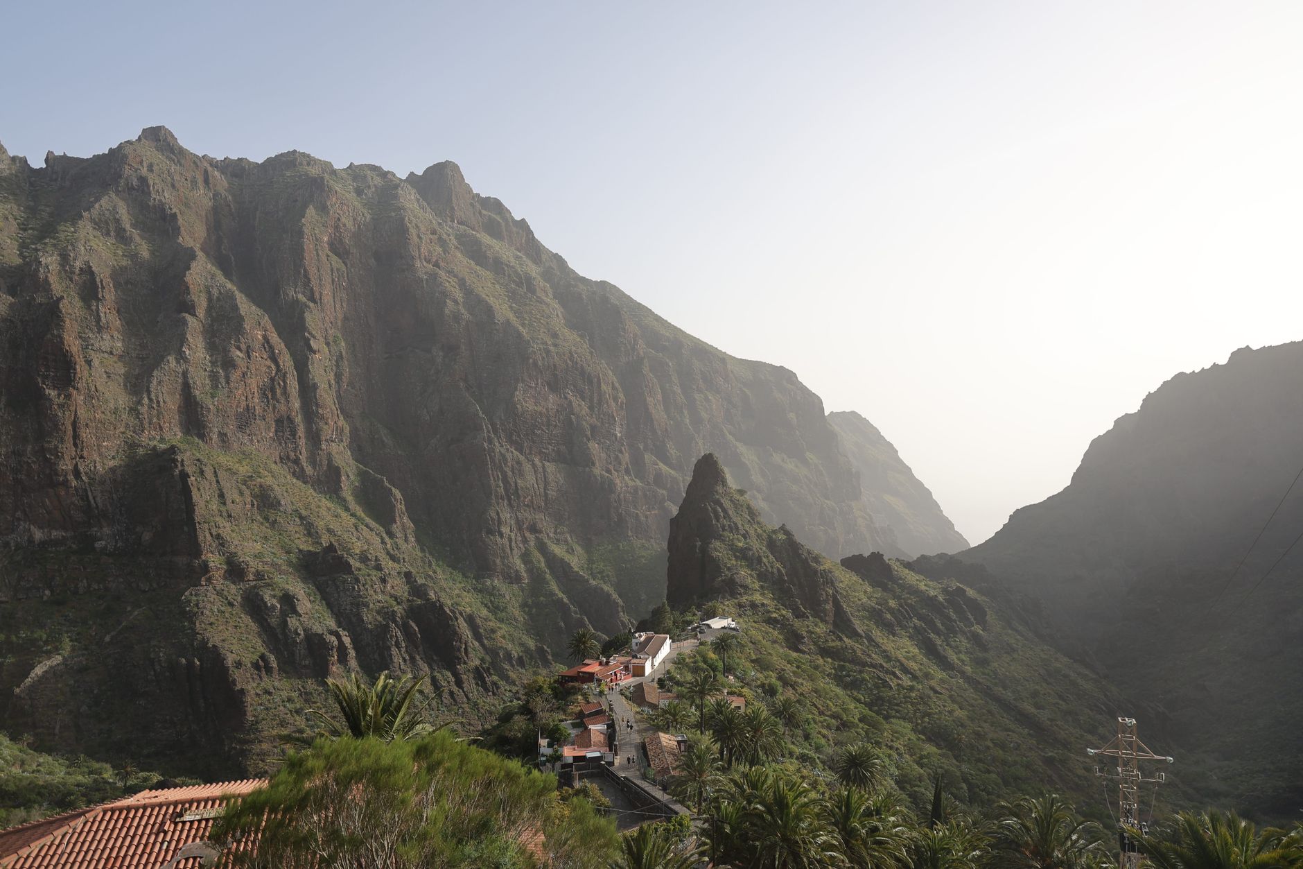 Tenerife'de dağlık arazi ve yürüyüş patikası