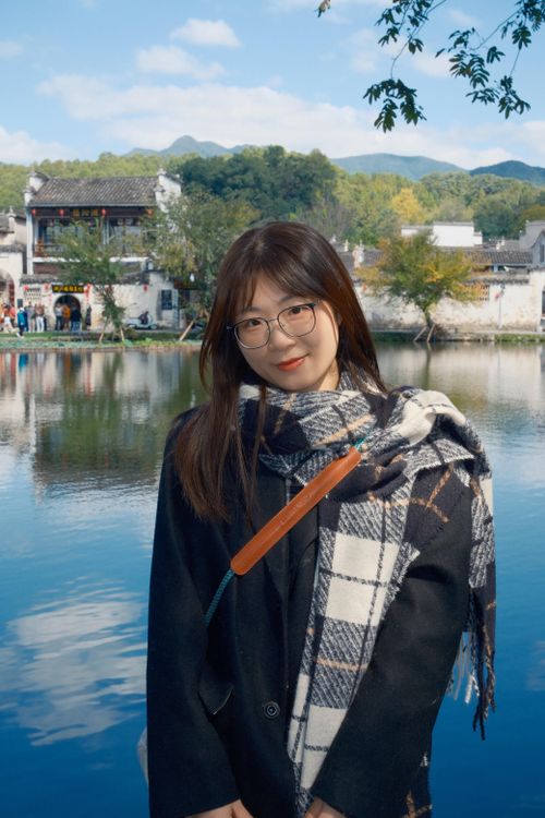 Free Young woman with glasses posing by a lake in scenic Hefei, Anhui, China. Stock Photo
