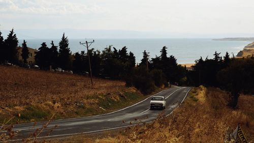 Lada Dağlar Yolu'nda Sürüyor · Ücretsiz Stok Fotoğraf