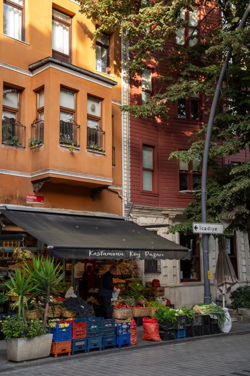 Free Vibrant street scene in Istanbul showcasing a local market under colorful buildings. Stock Photo
