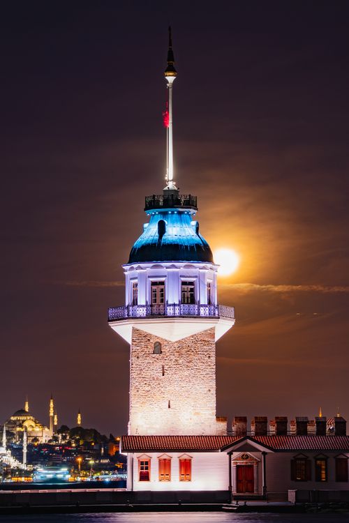Free Captivating night view of Maiden's Tower in Istanbul illuminated by the moon, showcasing beautiful architecture. Stock Photo