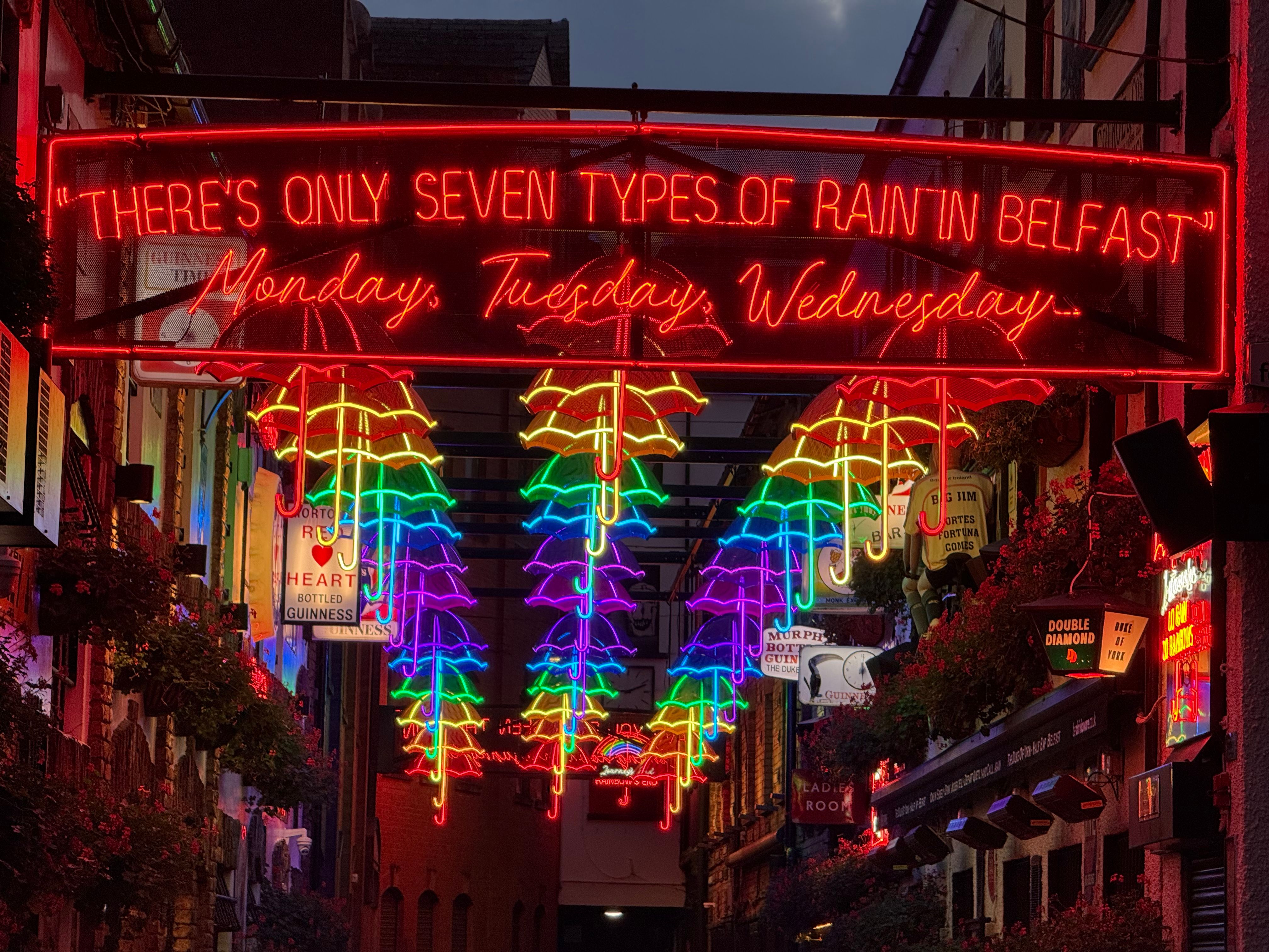 Belfast'ta bir sokak gece görünümü
