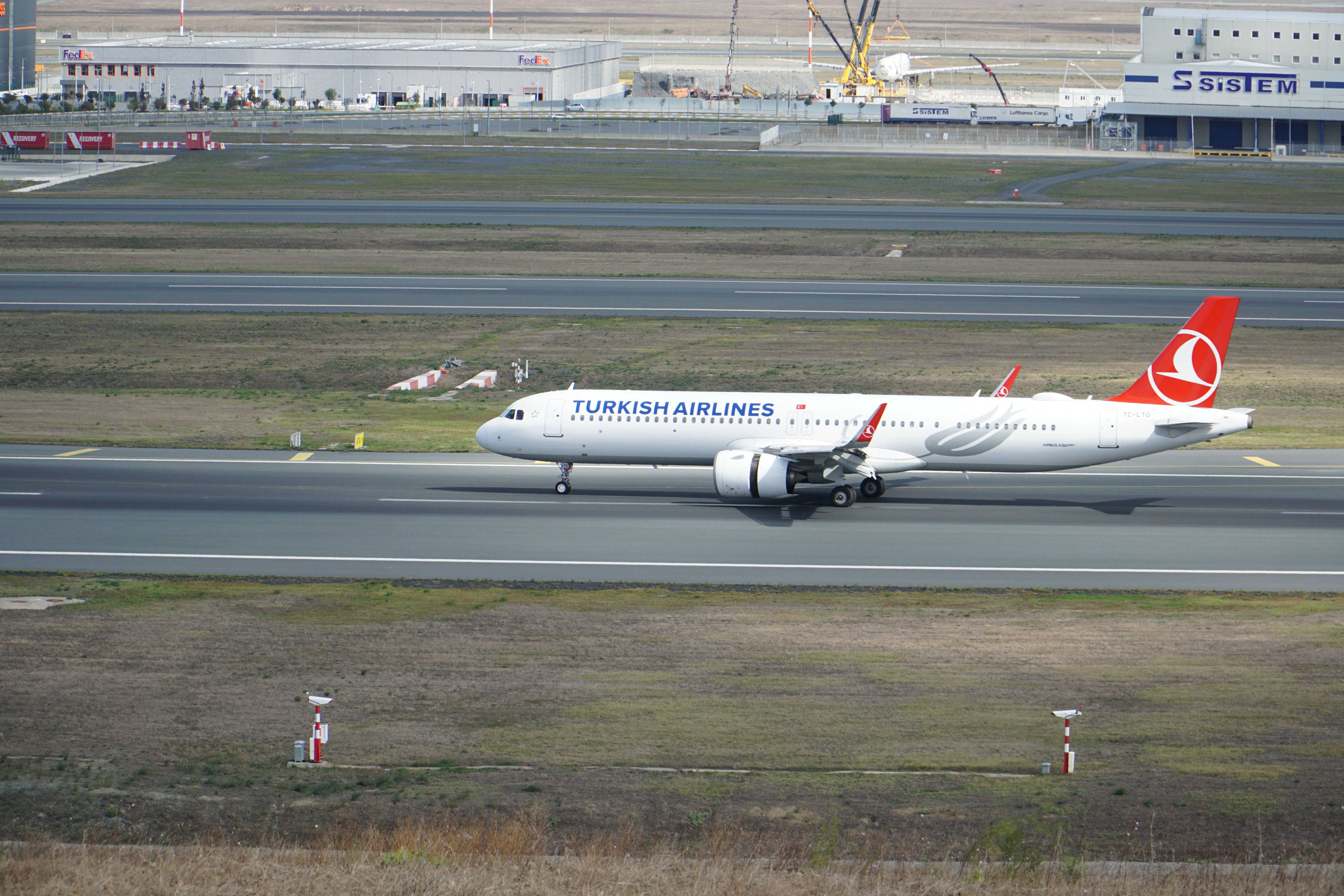 Turkish Airlines plane taxiing on the runway at İstanbul Airport, Türkiye.